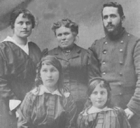 Famille Grialou: Fernande (G), Marie (C: Mère d'Henri), Henri (D) Angèle (G), Berthe (D)