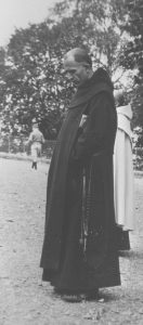 Père Marie-Eugène méditant à Lourdes en 1933