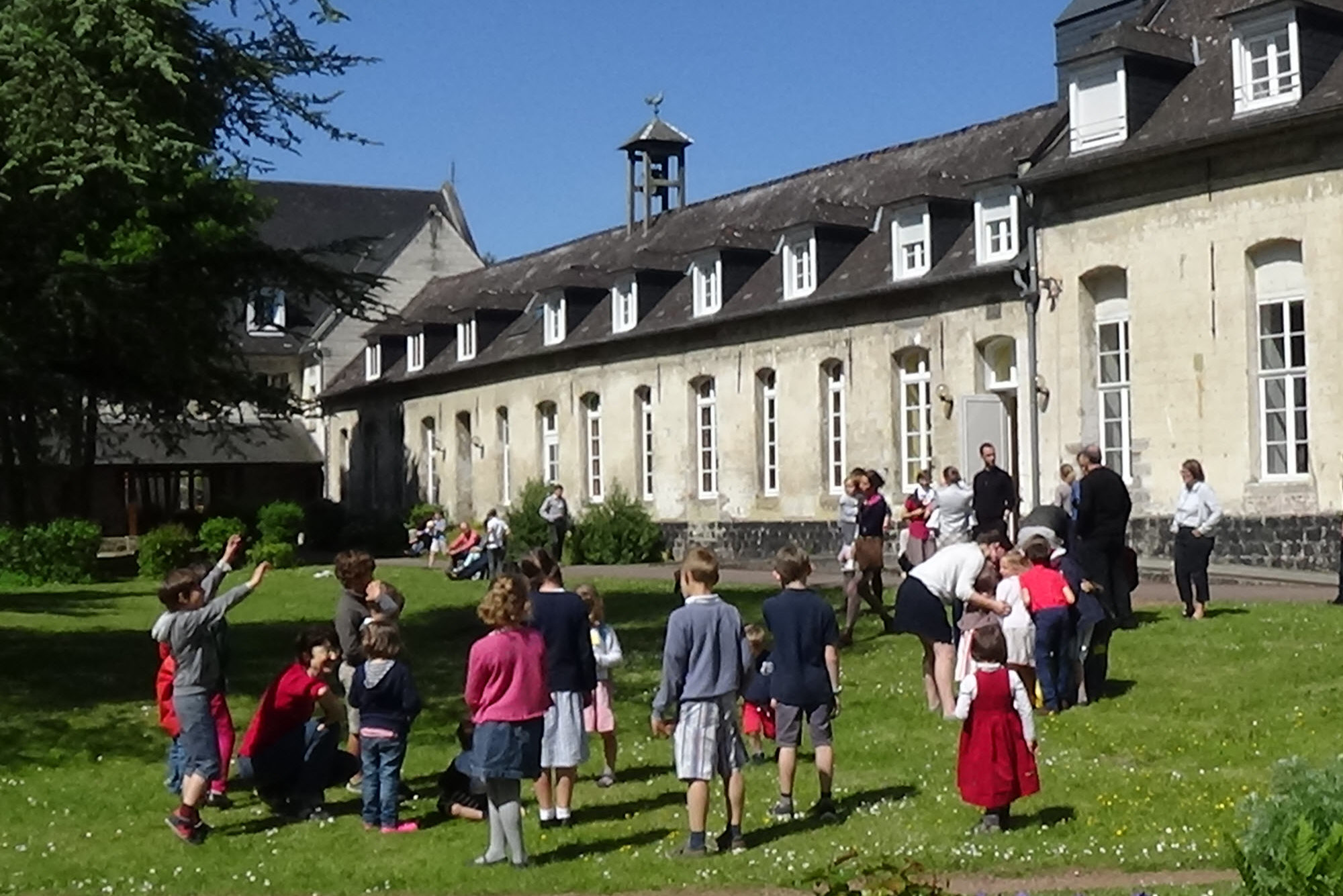 Abbaye-jeux dans la cour intérieure