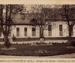 Abbaye-Cour intérieure hospice