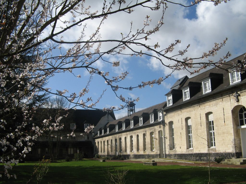 Abbaye-cour intérieure-au printemps