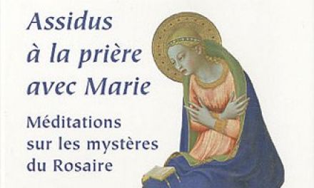 Assidus à la prière avec Marie