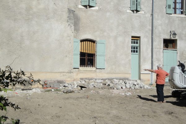 Martine explique le tracé du plan incliné, reliant le sanctuaire au futur musée/chambre du Père Marie-Eugène