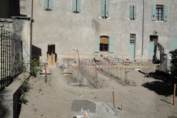 Porte du sanctuaire ouverte, coulage des fondations du plan incliné finalisées