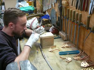 Artisan bronzier en plein travail de "reprise de soudure"