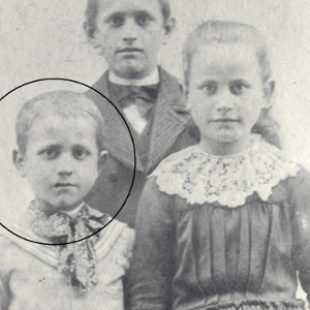 Henri Grialou en 1900 avec son frère Marius et sa soeur Angèle / With his brother Marius and his elder sister / Enrique Grialou en 1900 con su hermano Mario y su hermana Ángela
