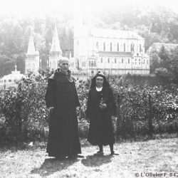 1933, Lourdes. Le Père Marie-Eugène est avec sa soeur Berthe en habit des tertiaires du Carmel / With his sister Berthe / 1933. El padre María Eugenio y su hermana Berta en Lourdes
