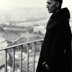 1938, Rome. Le Père Marie-Eugène domine la place St Pierre / Above St Peter, Vatican / 1938. El padre María Eugenio mirando la plaza de San Pedro, en el Vaticano.