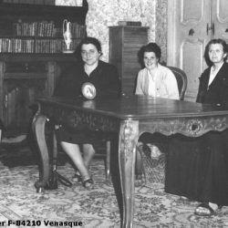 1955, à “l’Immaculée Conception”, établissement scolaire à Carpentras / In the school “L’Immaculée Conception” / 1955, en el Colegio de la Inmaculada Concepción en Carpentras (Francia)