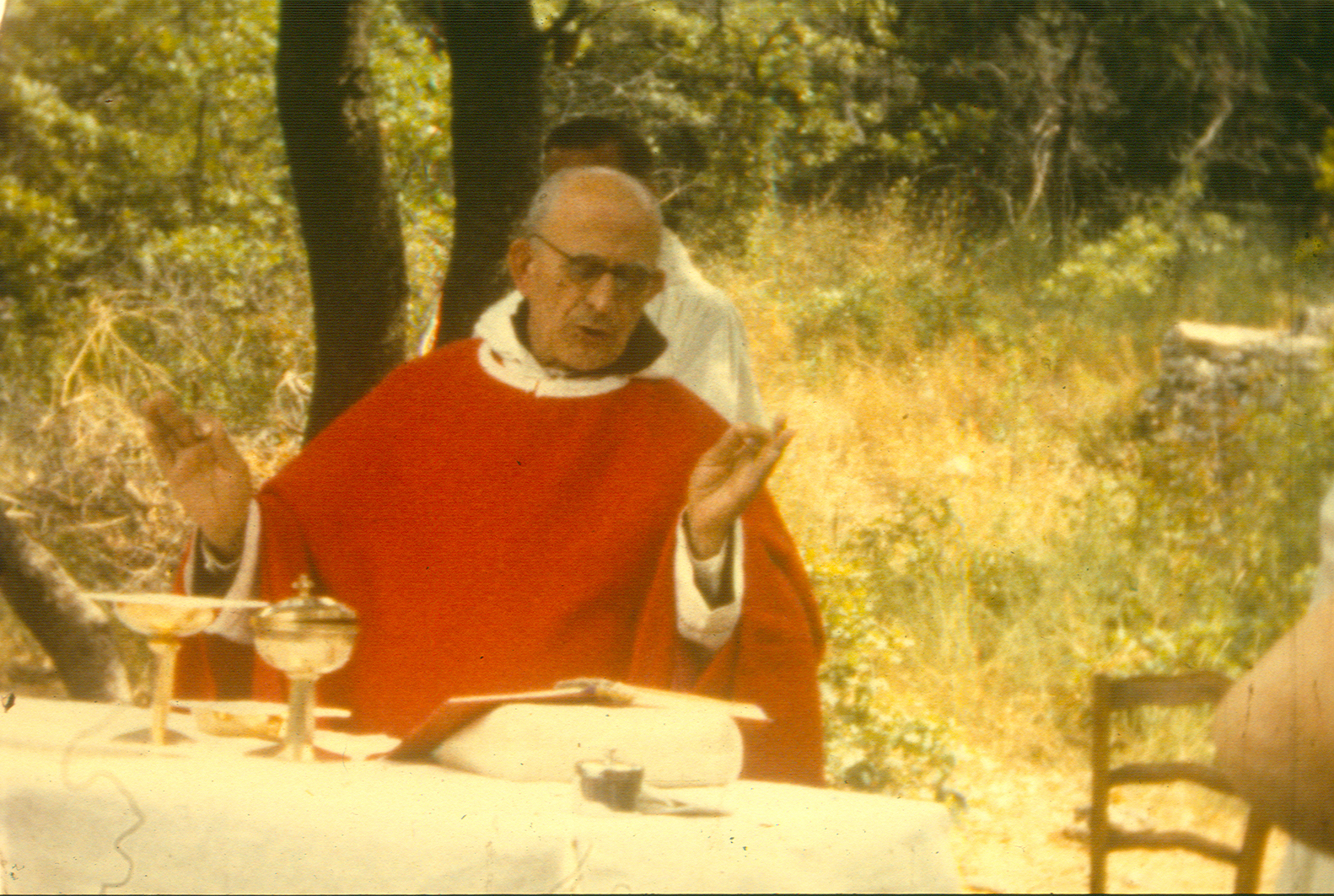 père Marie-Eugène célébrant la messe en plein air